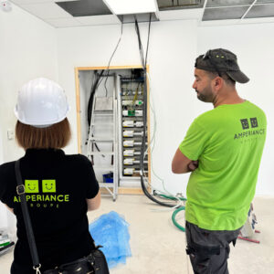 Khalid technicien Amperiance sur le chantier ARion II en présence de nathalie responsable RH, finances et référente QSE